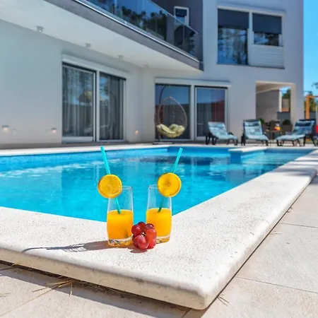 Karlo Villa Vir