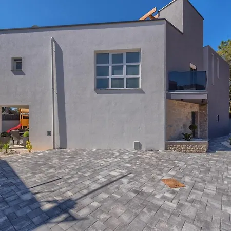 Villa Karlo Vir
